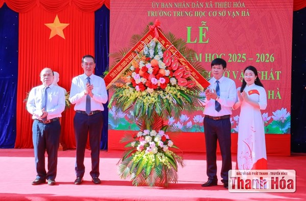 Thanh Hóa: Phó Bí thư Tỉnh ủy, Chủ tịch Ủy ban MTTQ Việt Nam tỉnh Trịnh Tuấn Sinh dự lễ khai giảng tại Trường THCS Vạn Hà