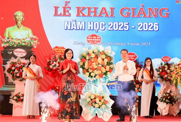 Hưng Yên: Phó Bí thư Tỉnh ủy, Chủ tịch Ủy ban MTTQ Việt Nam tỉnh Nguyễn Mạnh Hùng dự lễ khai giảng năm học mới năm 2025