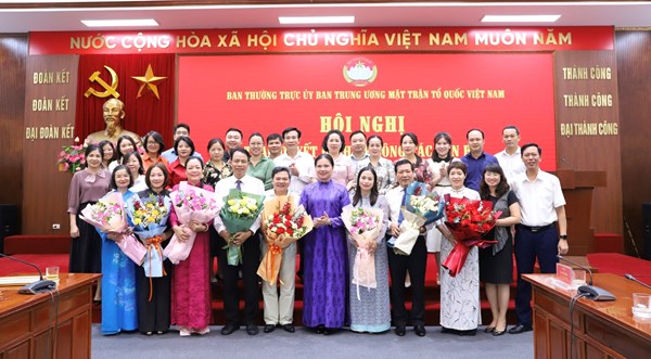 Ban Thường trực Uỷ ban Trung ương MTTQ Việt Nam trao quyết định nghỉ hưu theo Nghị định 178 cho 16 cán bộ 