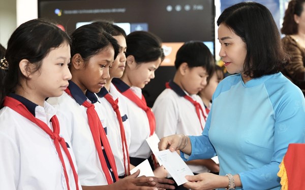 Phó Chủ tịch UBTƯ MTTQ Việt Nam, Chủ tịch Hội LHPN Việt Nam Nguyễn Thị Tuyến dự khai giảng và tặng quà trẻ em có hoàn cảnh khó khăn ở Lâm Đồng