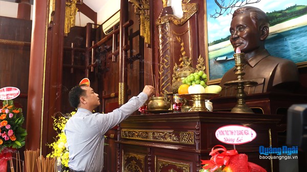 Quảng Ngãi: Chủ tịch Ủy ban MTTQ Việt Nam tỉnh U Huấn dâng hương tưởng niệm Thủ tướng Phạm Văn Đồng