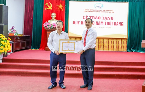 Hưng Yên: Phó Bí thư Tỉnh ủy, Chủ tịch Ủy ban MTTQ Việt Nam tỉnh Nguyễn Mạnh Hùng trao huy hiệu 30 năm tuổi Đảng