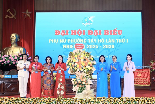 Phó Chủ tịch UBTƯ MTTQ Việt Nam, Chủ tịch Hội LHPN Việt Nam Nguyễn Thị Tuyến dự Đại hội phụ nữ điểm của Hà Nội