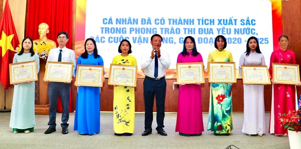 Khánh Hòa: Khen thưởng 14 tập thể, 24 cá nhân có thành tích xuất sắc trong phong trào thi đua yêu nước