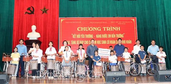 Hưng Yên: Trao xe đạp tặng học sinh có hoàn cảnh khó khăn ở phường Mỹ Hào