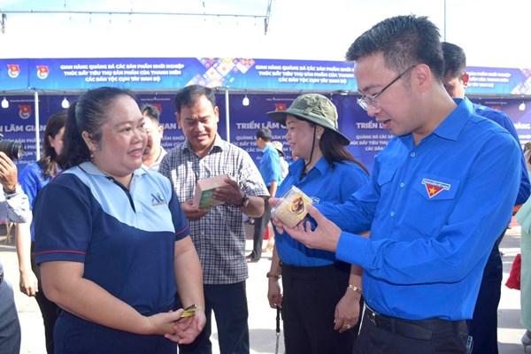 Nhiều gian hàng khởi nghiệp thanh niên dân tộc thiểu số hội tụ về An Giang