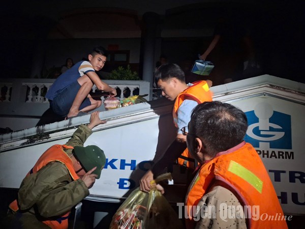 Tuyên Quang: Ủy ban MTTQ Việt Nam tỉnh tiếp tục hỗ trợ nhu yếu phẩm cho người dân vùng ngập lụt
