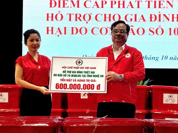 Trung ương Hội Chữ thập đỏ Việt Nam hỗ trợ người dân vùng lũ Nghệ An