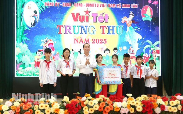 Ninh Bình: Phó Bí thư Tỉnh ủy, Chủ tịch Uỷ ban MTTQ Việt Nam tỉnh Mai Văn Tuất tặng quà, vui Tết Trung thu tại xã Minh Tân