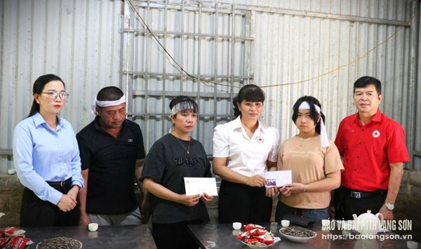 Lạng Sơn: Hội Chữ thập đỏ tỉnh hỗ trợ gia đình bị thiệt hại do bão số 10 tại xã Cai Kinh