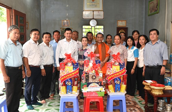 Tây Ninh: Uỷ ban MTTQ Việt Nam tỉnh thăm và chúc mừng lễ Sene Dolta, lễ Saunco Khamun