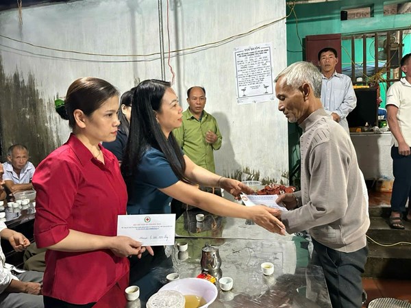 Bắc Ninh: Phó Chủ tịch Thường trực Uỷ ban MTTQ Việt Nam tỉnh thăm hỏi, động viên gia đình có nạn nhân tử vong do bão Matmo