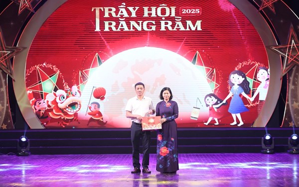 Phó Chủ tịch Uỷ ban Trung ương MTTQ Việt Nam Nguyễn Thị Tuyến dự chương trình “Trẩy hội trăng rằm 2025“