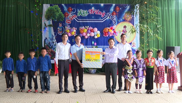 Lai Châu: Chủ tịch Uỷ ban MTTQ Việt Nam tỉnh thăm, tặng quà Trung thu cùng thiếu nhi trên địa bàn tỉnh 