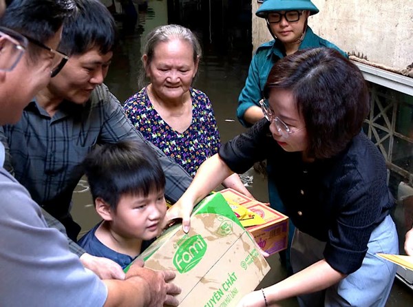 Lãnh đạo MTTQ Việt Nam TP. Hà Nội thăm, động viên người dân bị ảnh hưởng bởi mưa bão