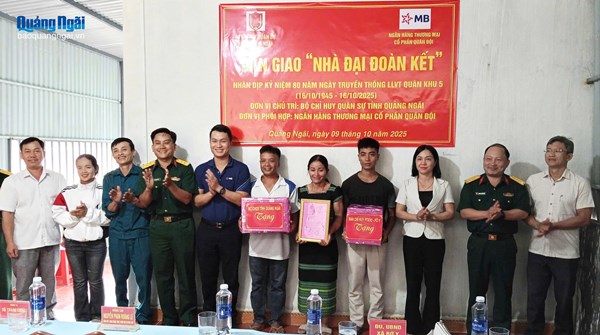 Quảng Ngãi: Trao nhà Đại đoàn kết cho hộ nghèo xã Bờ Y