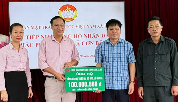 Thái Nguyên: Công đoàn Ngân hàng Chính sách xã hội Việt Nam ủng hộ Uỷ ban MTTQ Việt Nam xã Trại Cau khắc phục hậu quả bão số 11