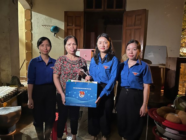 Cao Bằng: Phó Chủ tịch Uỷ ban MTTQ Việt Nam tỉnh thăm, tặng quà các hộ gia đình khó khăn bị ảnh hưởng bởi mưa lũ