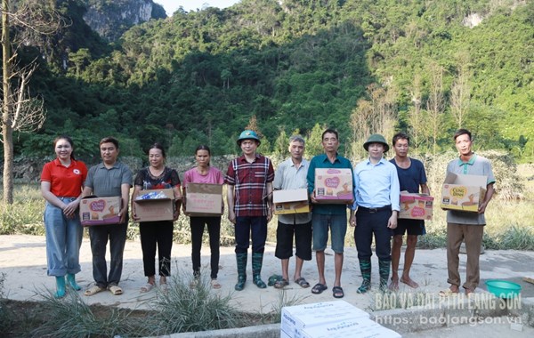 Lạng Sơn: Đoàn công tác của tỉnh cứu trợ người dân vùng ngập lụt tại thôn Tiến Hậu, xã Nhất Hoà