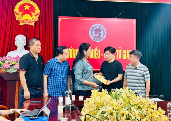 Chủ tịch Ủy ban MTTQ Việt Nam thành phố Hà Nội thăm hỏi, động viên gia đình nạn nhân trong vụ cháy tại phố Kim Hoa