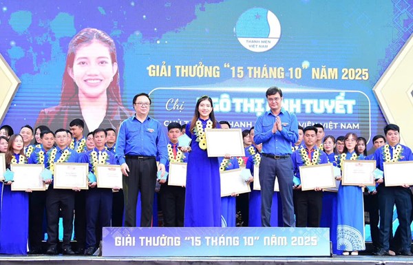 Phó Chủ tịch Uỷ ban Trung ương MTTQ Việt Nam Bùi Quang Huy trao giải thưởng 15 tháng 10 
