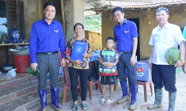 Phó Chủ tịch UBTƯ MTTQ Việt Nam, Bí thư Thứ nhất Trung ương Đoàn Bùi Quang Huy thăm, tặng quà người dân bị ảnh hưởng bởi bão lũ tại Bắc Ninh