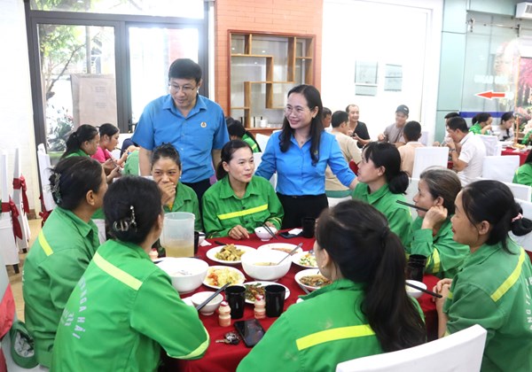 Cao Bằng: Liên đoàn Lao động tỉnh tổ chức “Bữa cơm Công đoàn” cho công nhân công ty môi trường sau bão lũ