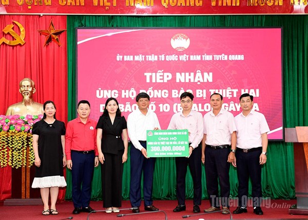 Tuyên Quang: Ngân hàng Chính sách xã hội Việt Nam trao ủng hộ 300 triệu đồng khắc phục thiệt hại do bão số 10