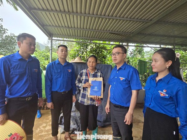 Bí thư Trung ương Đoàn thăm, tặng quà bà con bị ảnh hưởng bão lũ ở Lạng Sơn