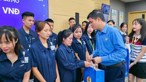 Đoàn công tác của Tổng Liên đoàn Lao động Việt Nam thăm, tặng quà đoàn viên tại Thái Nguyên