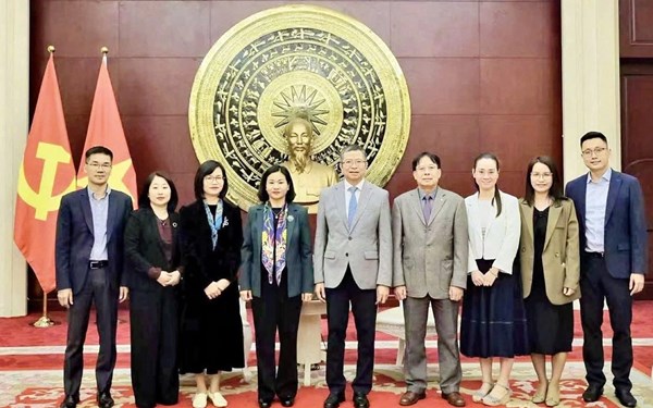 Phó Chủ tịch Ủy ban Trung ương MTTQ Việt Nam Nguyễn Thị Tuyến thăm Đại sứ quán Việt Nam tại Trung Quốc 
