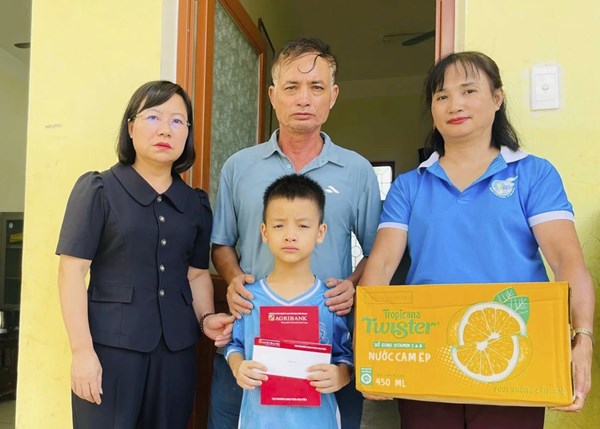 Hội LHPN Việt Nam tỉnh Thái Nguyên trao quà, hỗ trợ trẻ mồ côi, khó khăn bị ảnh hưởng bão số 11