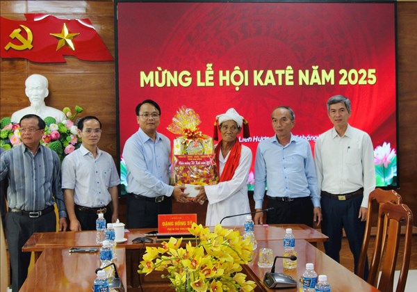 Lâm Đồng: Đoàn công tác của Tỉnh ủy chúc Tết Katê đồng bào Chăm Bàlamôn tại Liên Hương và Tuy Phong