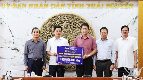Tỉnh Sơn La và Báo Xây dựng hỗ trợ tỉnh Thái Nguyên khắc phục hậu quả bão số 11