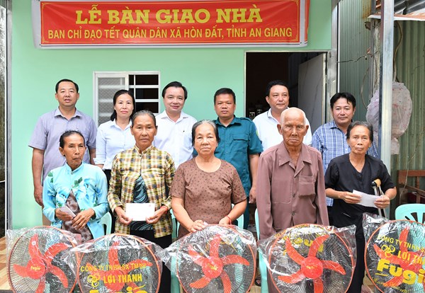 An Giang: Xã Hòn Đất bàn giao 5 căn nhà Đại đoàn kết