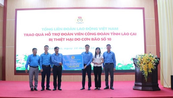 Tổng LĐLĐ Việt Nam trao quà hỗ trợ đoàn viên tỉnh Lào Cai bị thiệt hại do bão lũ