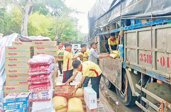 Cần Thơ: Những chuyến xe nghĩa tình hướng về vùng bão lũ