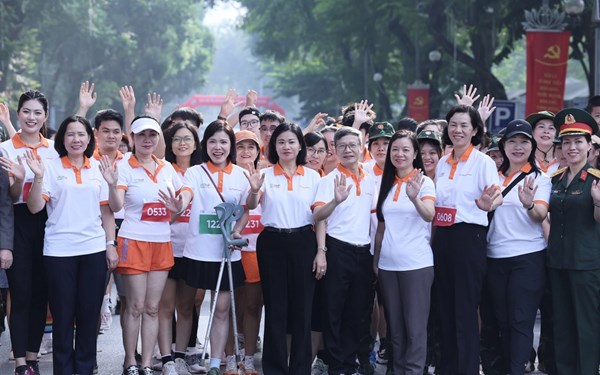 Phó Chủ tịch Ủy ban Trung ương MTTQ Việt Nam, Chủ tịch Hội LHPN Việt Nam Nguyễn Thị Tuyến tham dự giải chạy hưởng ứng Vì môi trường không khói thuốc 