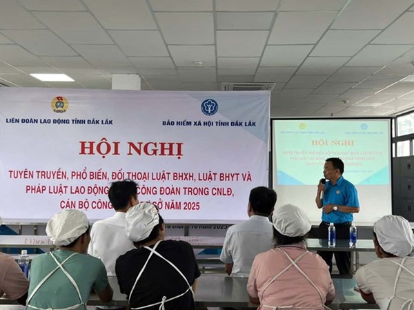 Công đoàn Đắk Lắk phổ biến chính sách, pháp luật cho gần 400 đoàn viên, người lao động
