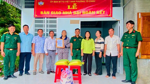 An Giang: Ủy ban MTTQ Việt Nam phường Tô Châu bàn giao nhà Đại đoàn kết cho hộ có hoàn cảnh khó khăn