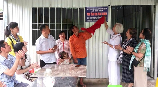 An Giang: Ủy ban MTTQ Việt Nam phường Tịnh Biên bàn giao nhà Tình thương và trao thẻ bảo hiểm y tế cho học sinh có hoàn cảnh khó khăn