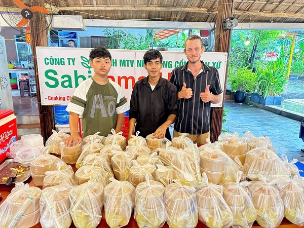 Đà Nẵng: Tình người trong mưa lũ