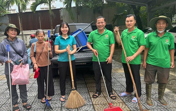 Hội Nông dân thành phố Đà Nẵng tổ chức đoàn cán bộ đến vùng lũ lụt hỗ trợ người dân dọn dẹp