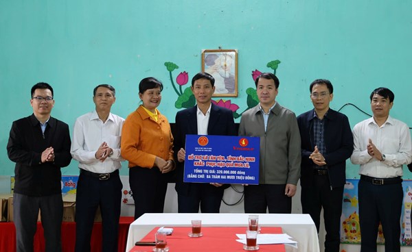 Phó Bí thư Đảng ủy MTTQ, các đoàn thể Trung ương Ngô Văn Cương thăm, động viên nhân dân tỉnh Bắc Ninh khắc phục hậu quả thiên tai