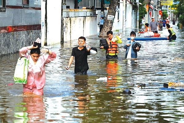 Lâm Đồng: Sát cánh cùng người dân trong vùng lũ