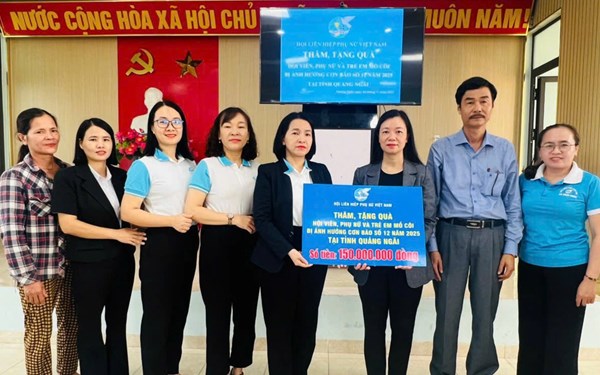 Phó Chủ tịch Hội LHPN Việt Nam thăm, tặng quà hội viên, phụ nữ và trẻ em bị ảnh hưởng bão số 12