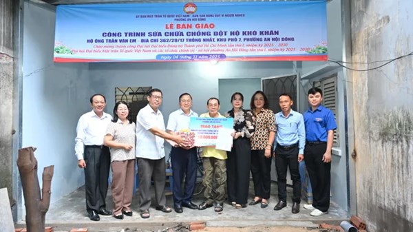 TP Hồ Chí Minh: Ủy ban MTTQ Việt Nam phường An Hội Đông bàn giao nhà sửa chữa, chống dột cho hộ khó khăn