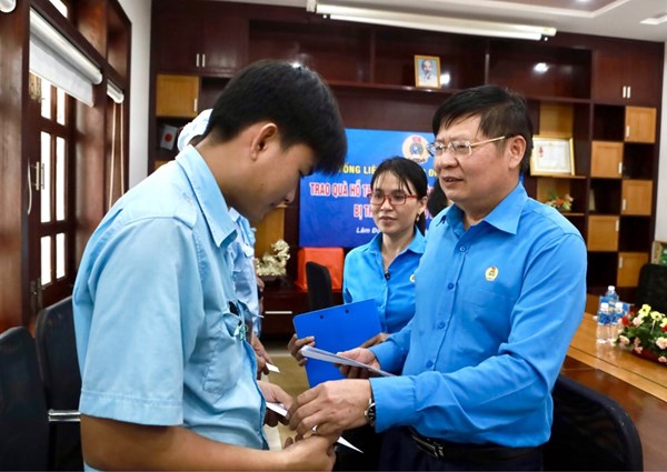 Tổng Liên đoàn Lao động Việt Nam trao 500 triệu đồng hỗ trợ công nhân vùng lũ ở Lâm Đồng