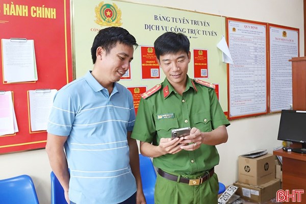 Người dân Hà Tĩnh hào hứng góp ý dự thảo các văn kiện đại hội Đảng trên VNeID