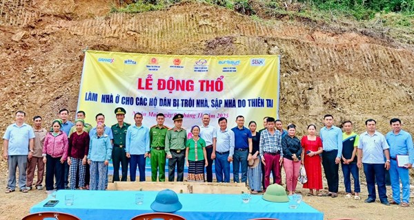 Người dân vùng lũ ở Nghệ An vui mừng được xây nhà mới